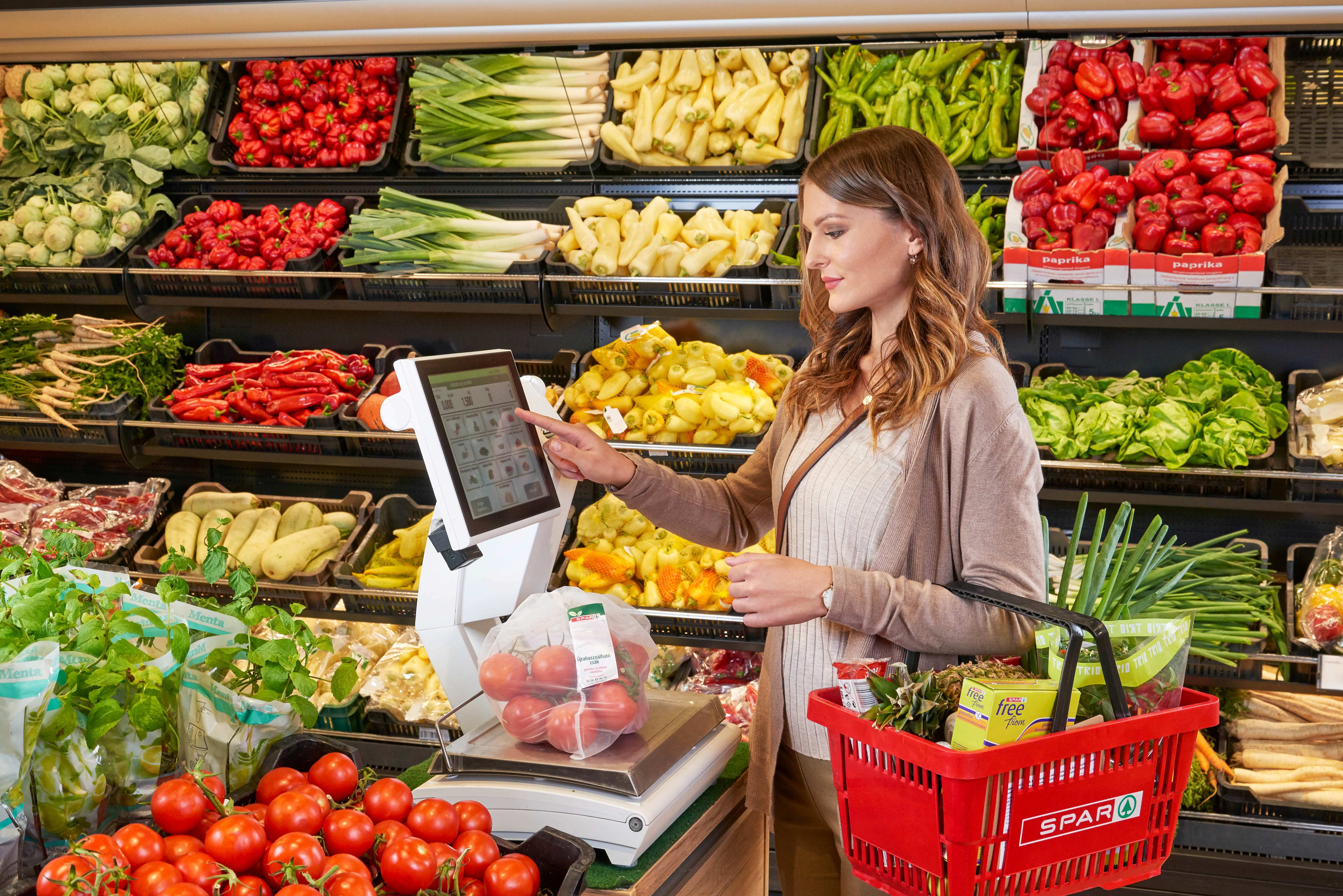 Húsvéti rohamra készül a SPAR: 570 tonna füstölt húsáruval tölti fel az üzleteket