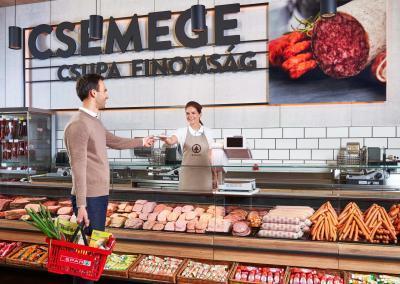 Húsvéti rohamra készül a SPAR: 570 tonna füstölt húsáruval tölti fel az üzleteket